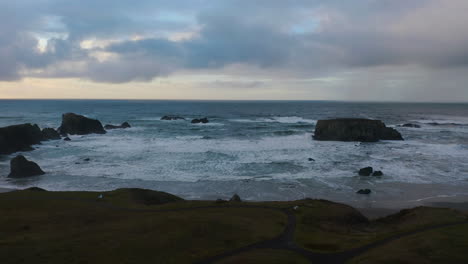 Filmischer-Luftflug-Entlang-Des-Wunderschönen-Sonnenuntergangstrandes-An-Der-Küste-Von-Oregon