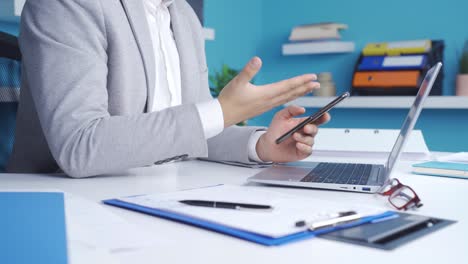un primer plano de un hombre de negocios enojado reaccionando a las malas noticias.