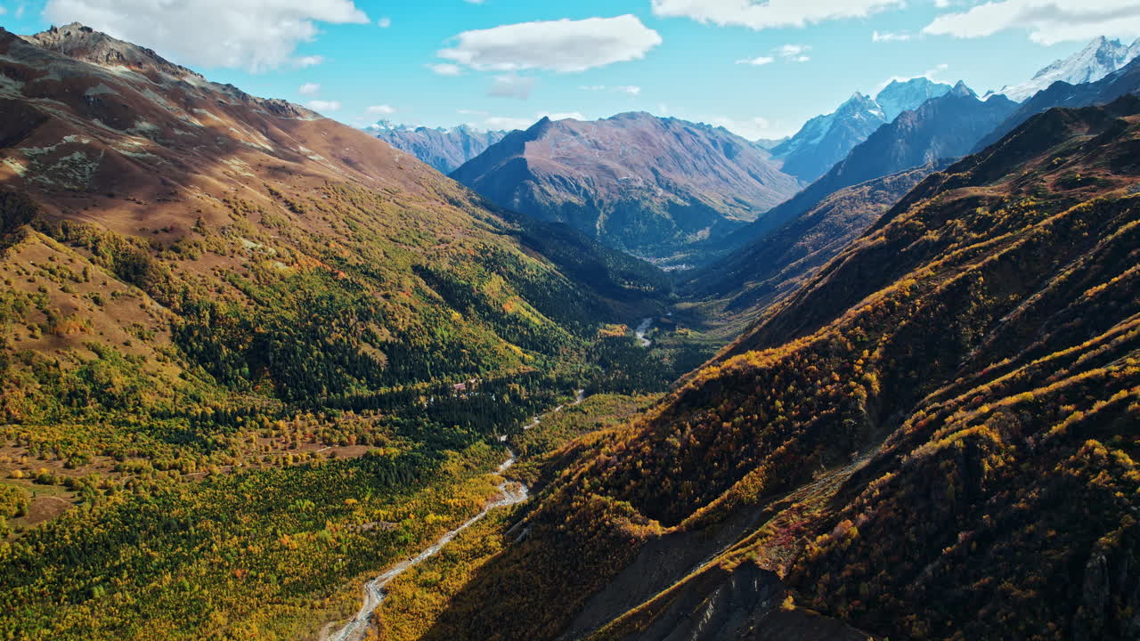 Vista aerea di una valle montana autunnale