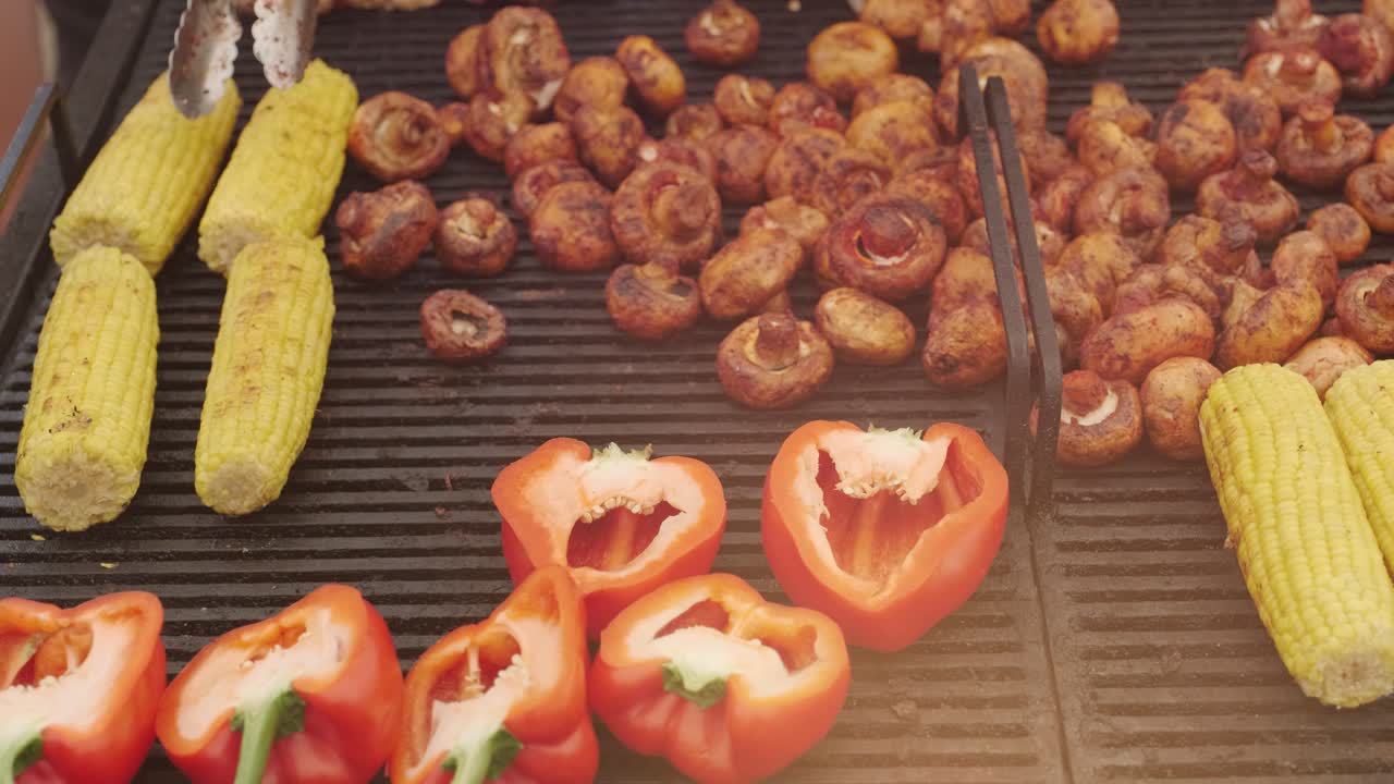 요리사는 포으로 구운 채소들을 옮니다.