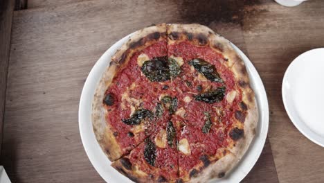 pizza marinara cocida en un plato dentro de la pizzería bianco en phoenix, arizona con video desde arriba