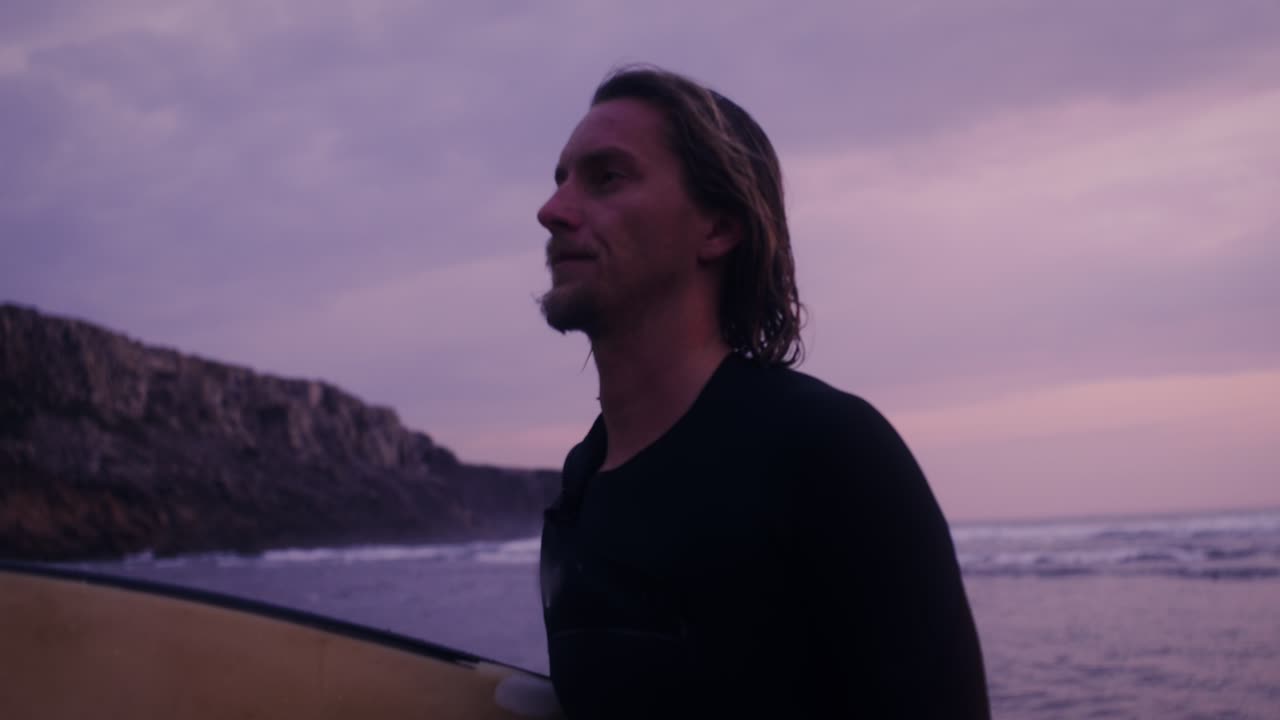 Surfero en puesta del sol