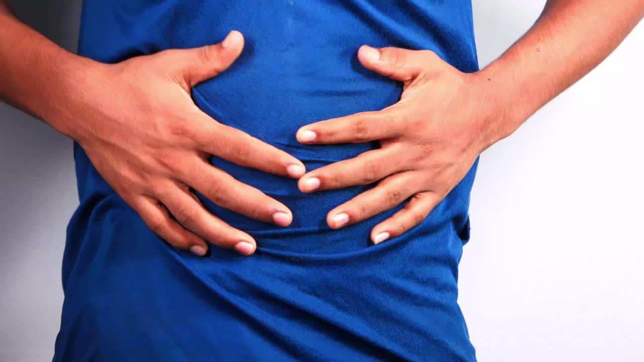 persona que experimenta dolor abdominal