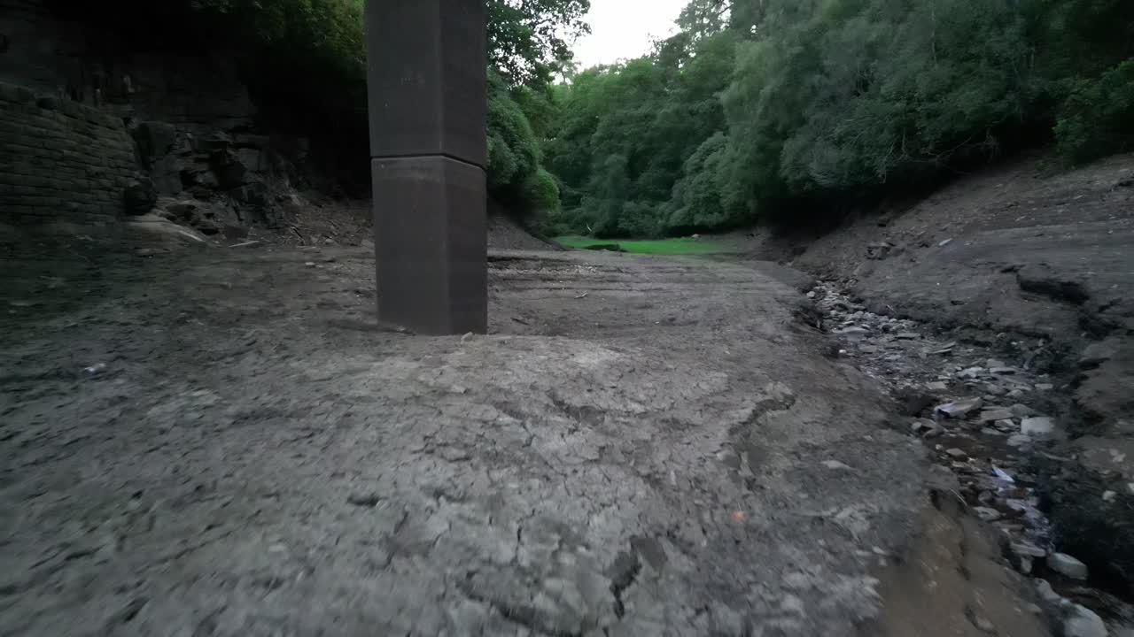 폭염 2022-2 동안 매우 낮은 수위를 보여주는 영국 고이트 밸리 벅스턴의 에르우드 저수지 상공을 비행하는 공중 드론 비행