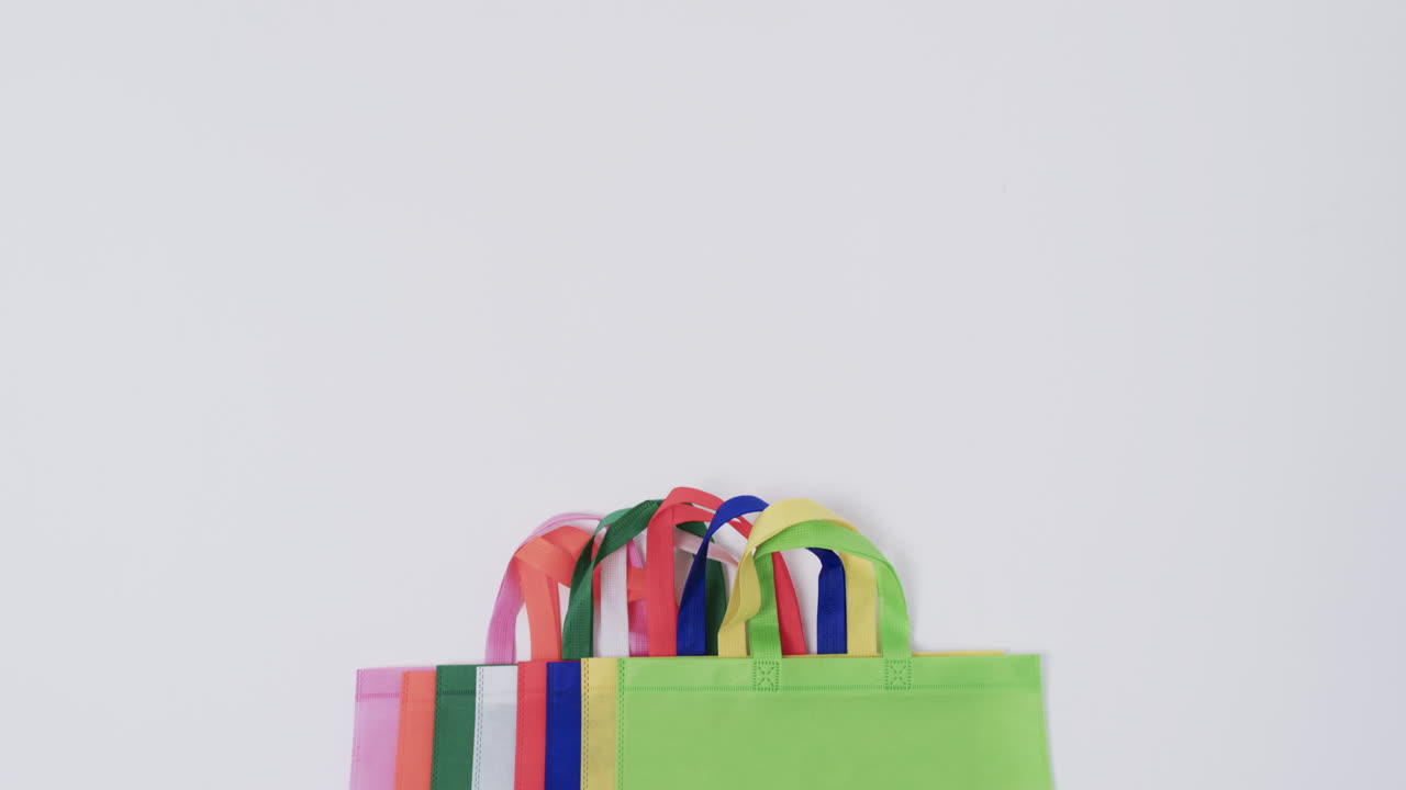 vídeo de bolsas de lienzo multicolores con espacio de copia sobre fondo blanco