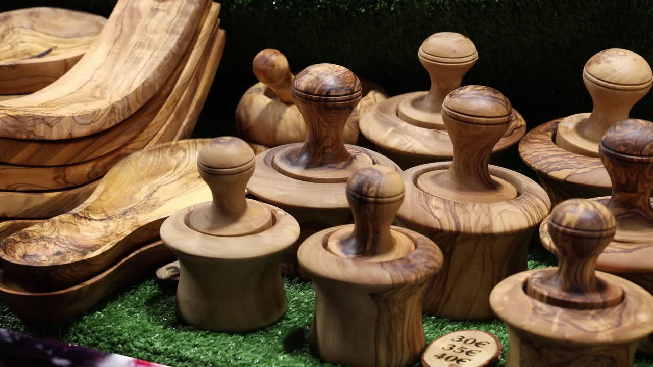 Artigianato in legno d'ulivo fatto a mano in vendita su bancarella del mercato, manufatti in legno.