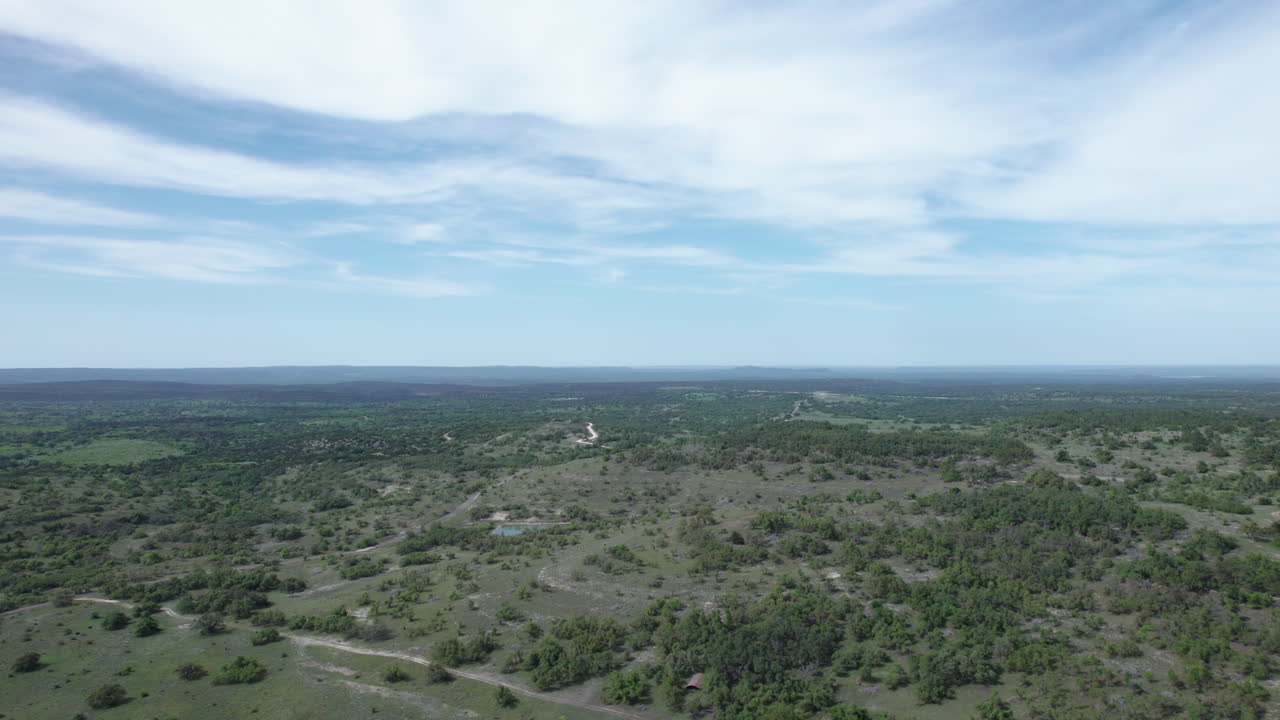 vista aérea de un rancho rural en las colinas de texas, ángulo amplio