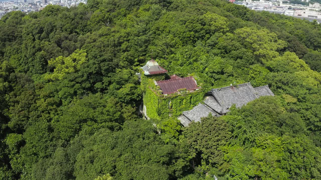 vista aérea en 4k de las ruinas de la mansión embrujada en japón, mori no haiyokan