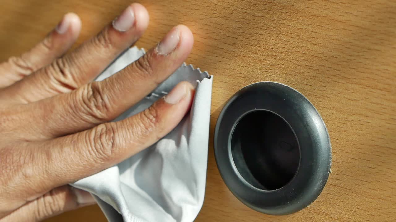 나무 책상 표면 을 청소 하는 것