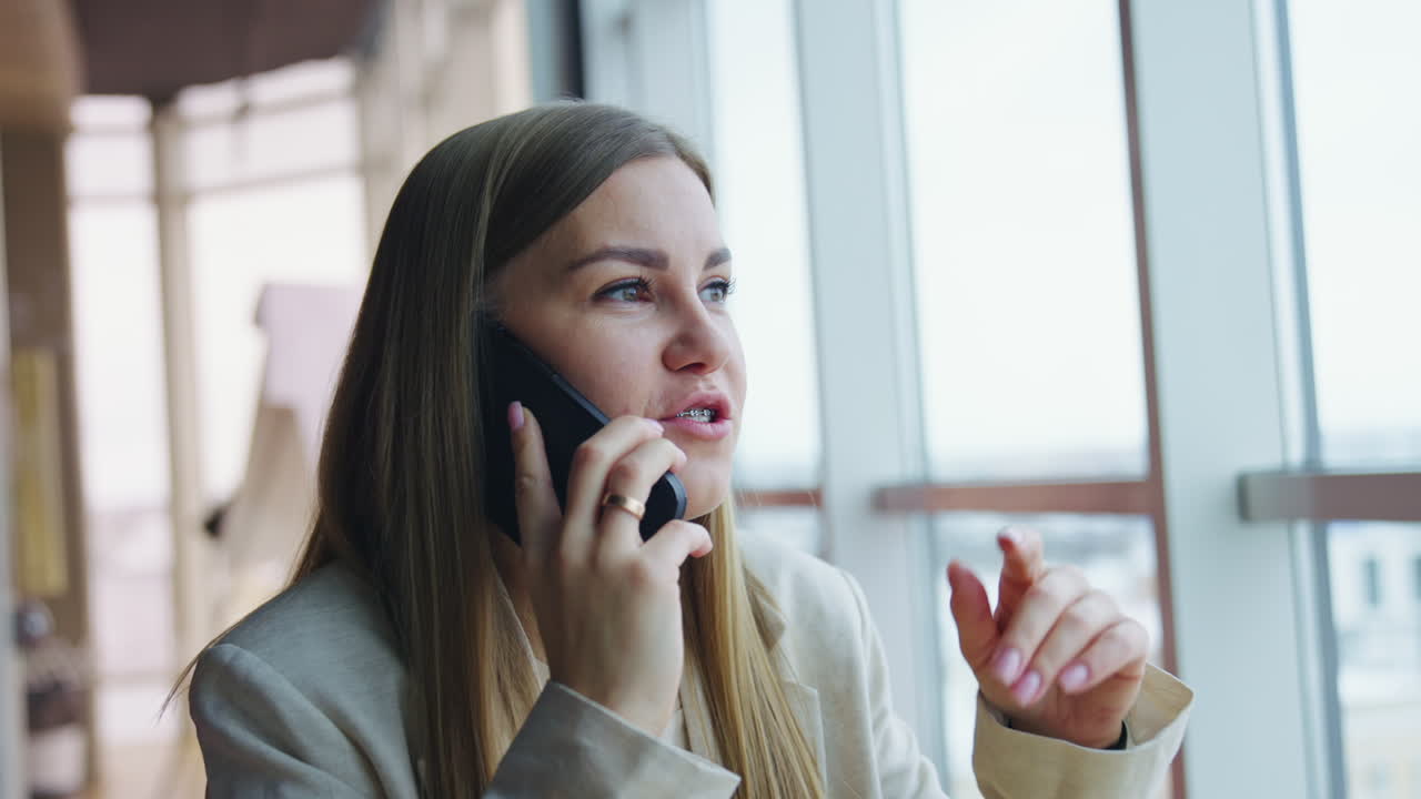 Mujer hablando por teléfono en la oficina