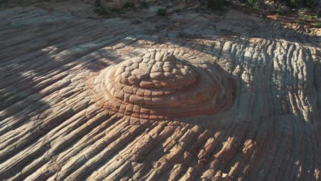 naturwunder der wüste von utah in den usa, luftaufnahme einer einzigartigen kreisförmigen sandsteinhügelformation, wanderung zu den candy cliffs, drohnenaufnahme