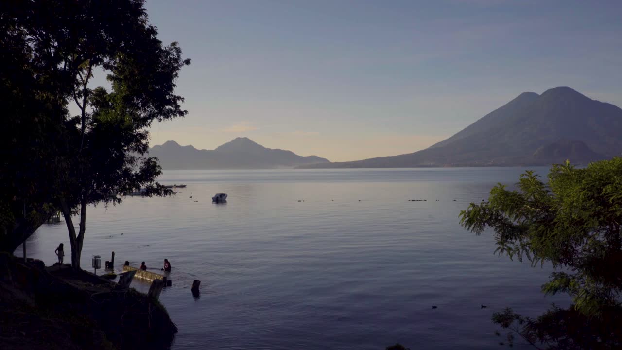 mujeres mayas lavan ropa junto al lago atitlan en guatemala 1