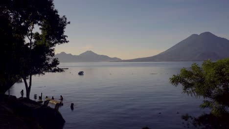 Maya-Frauen-Waschen-Kleidung-Am-Atitlan-See-In-Guatemala-1