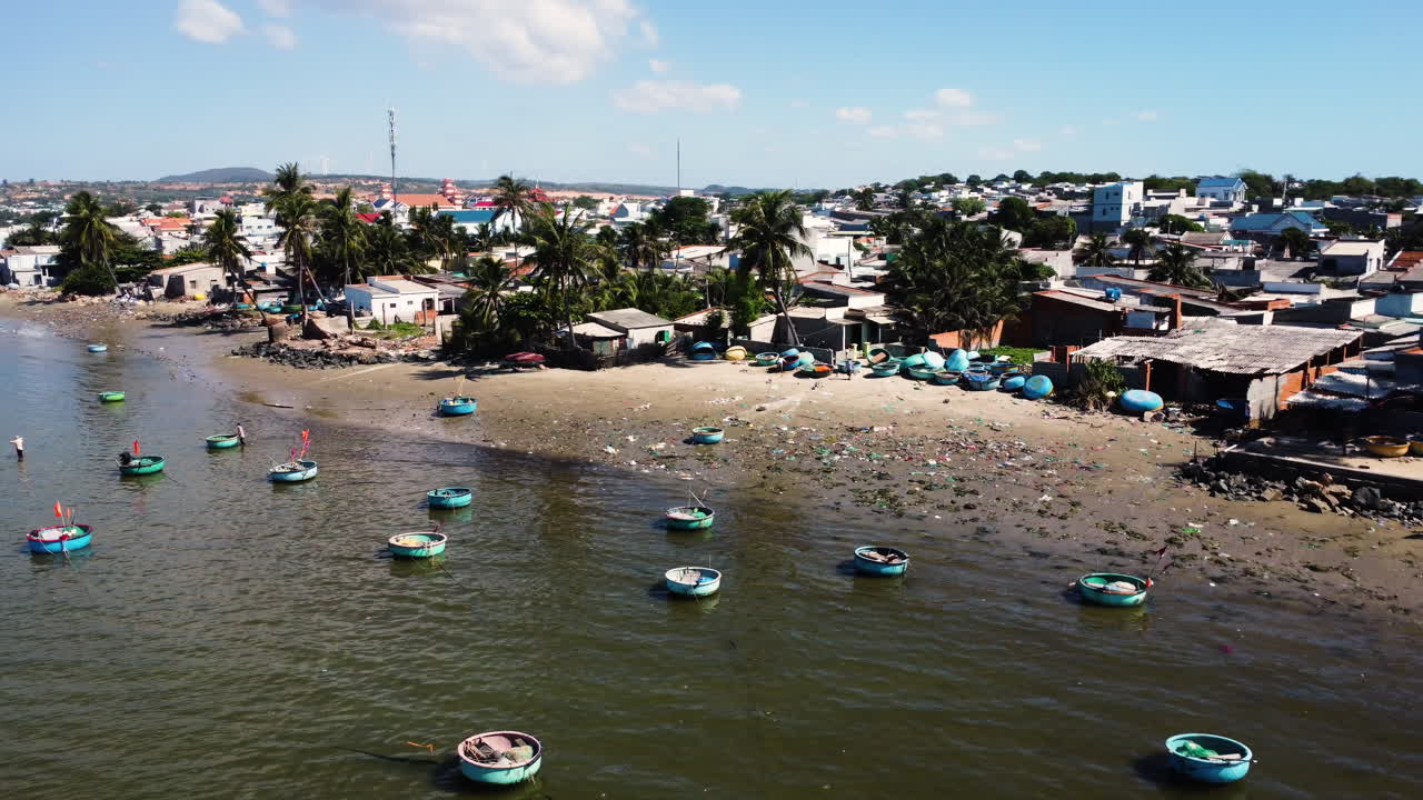 contaminación de la playa plástico de barcos y redes de pesca, vietnam, antena