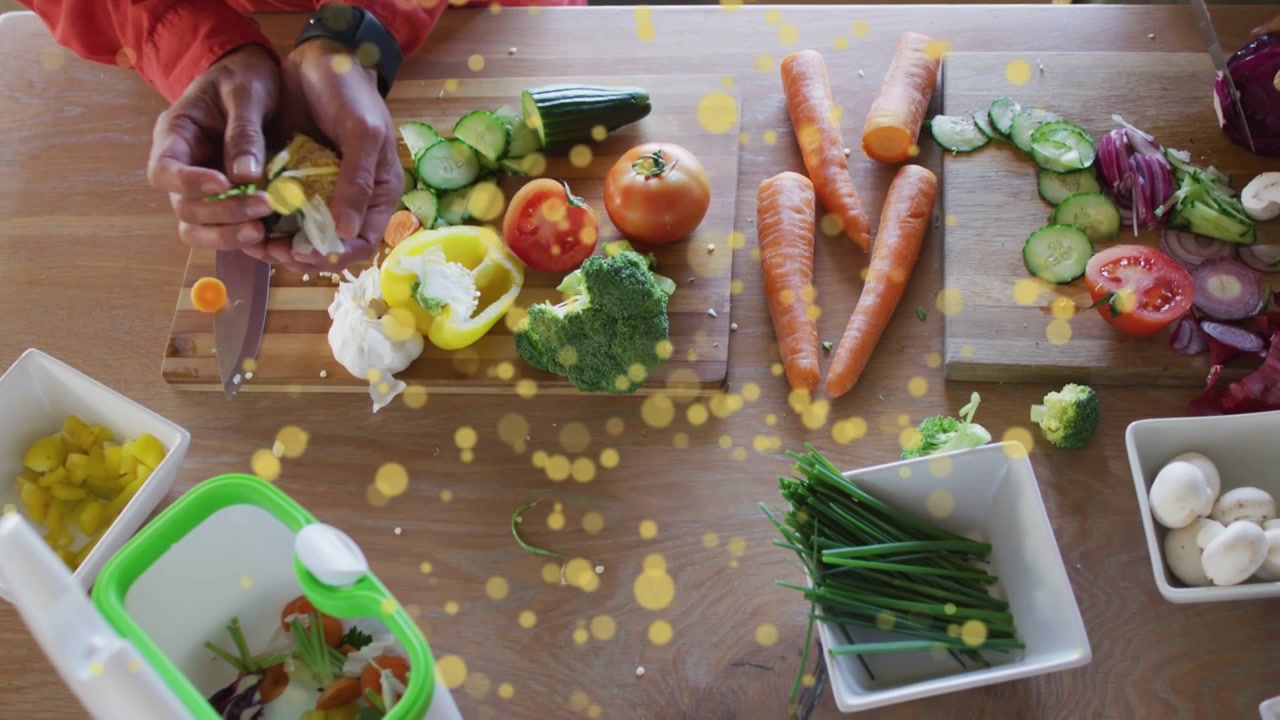 Preparazione dell'insalata: uomo che sbuccia verdure su taglieri e riempie un contenitore mentre una donna affetta