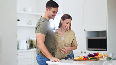 pareja, abrazo y cocina en la cocina de la casa