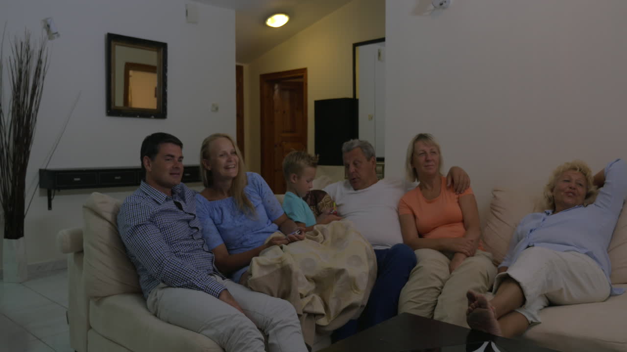 la familia pasa su tiempo libre con la televisión