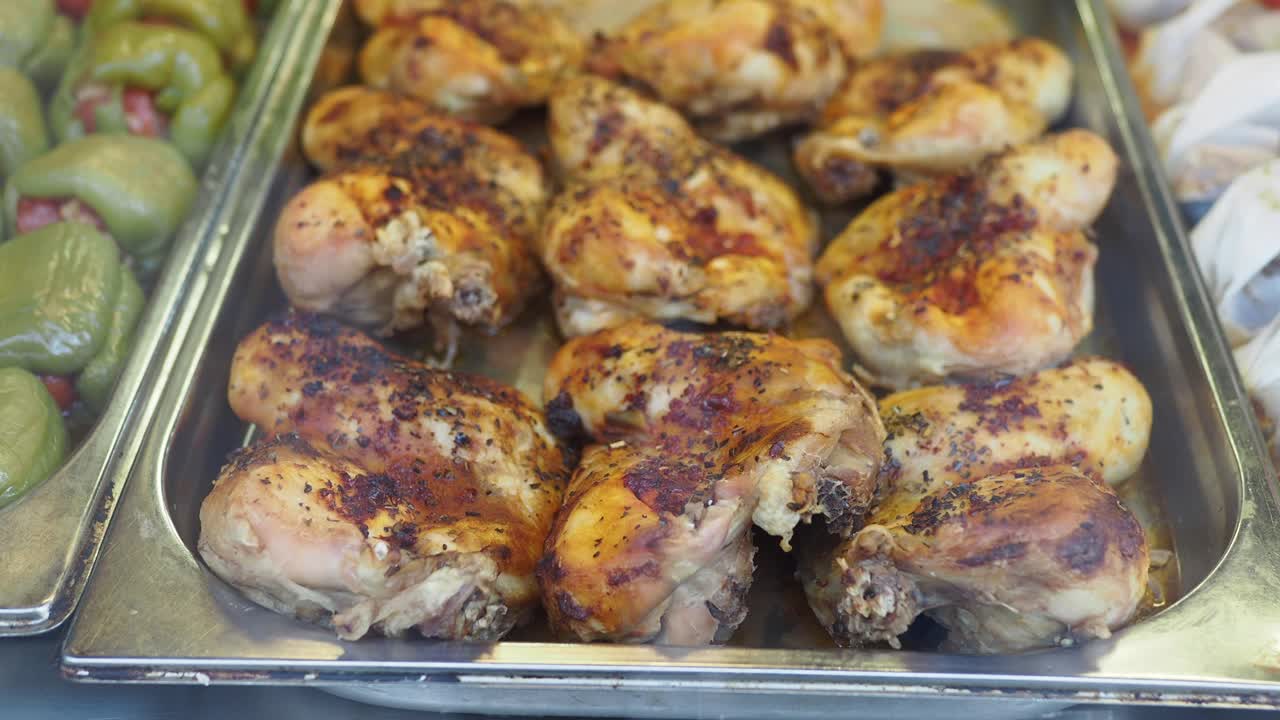 exhibición de pollo asado en un restaurante