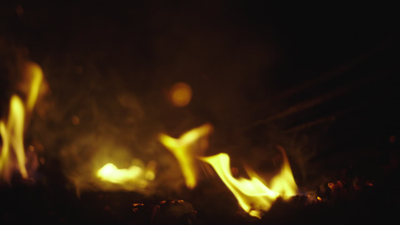 벽난로에서 불을 피우다