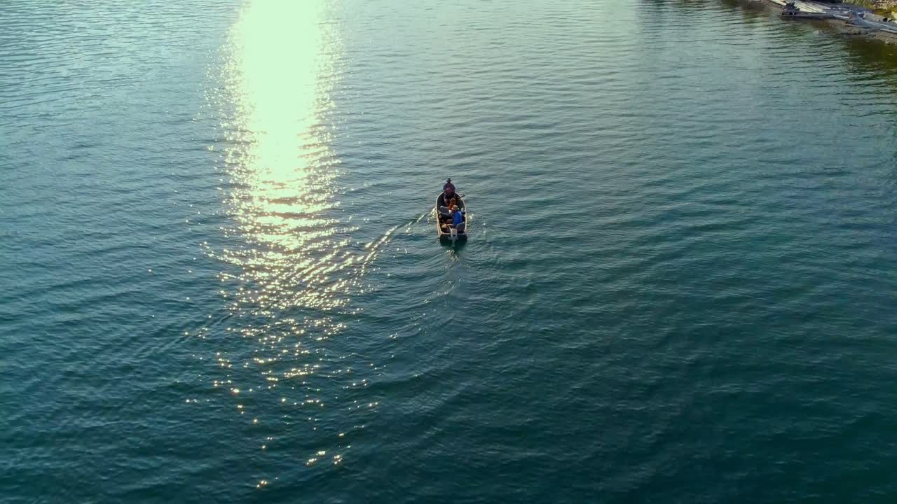 4k 강에서 보트에서  ⁇ 시를 하는 관광객 들