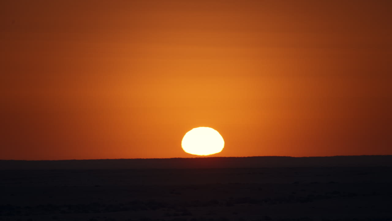 puesta de sol sobre el desierto