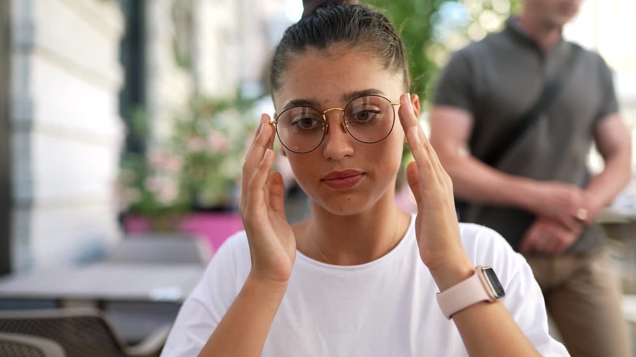 mujer joven con gafas en un café