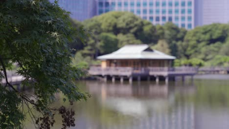 desenfoque de fondo de la casa de té y el estanque en los jardines hamarikyu en tokio