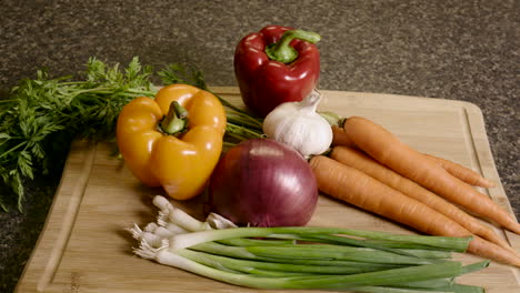 Tomas-De-Zoom-Pop-De-Verduras-En-Una-Tabla-De-Cortar