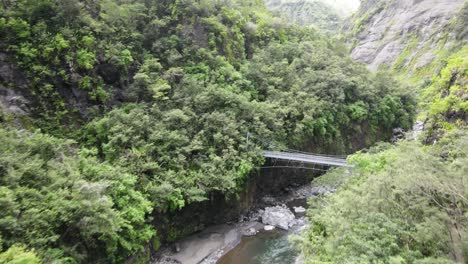 imágenes de drones de un río en un cañón verde en el circo de mafate en la isla de la reunión