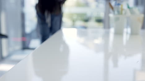 mujer, manos en la mesa y servicio de limpieza