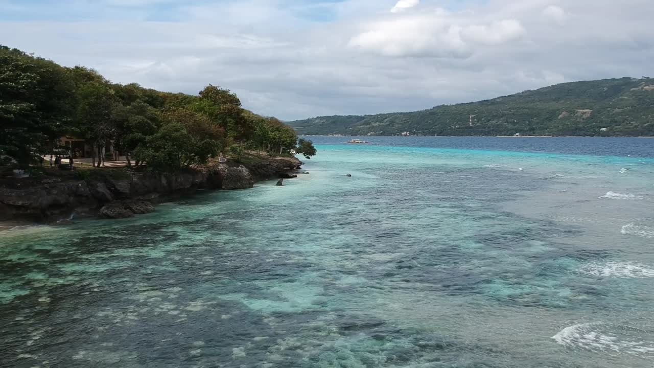imágenes de drones de agua azul cristalina y montañas en la orilla de la playa en tailandia