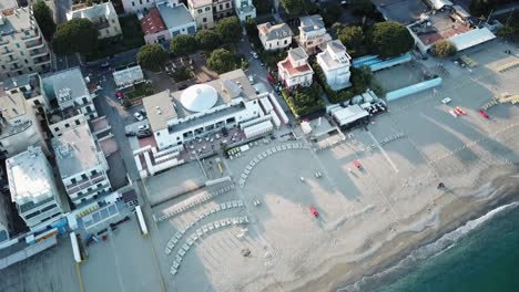 vista superior de una playa de arena italiana con un hotel y edificios