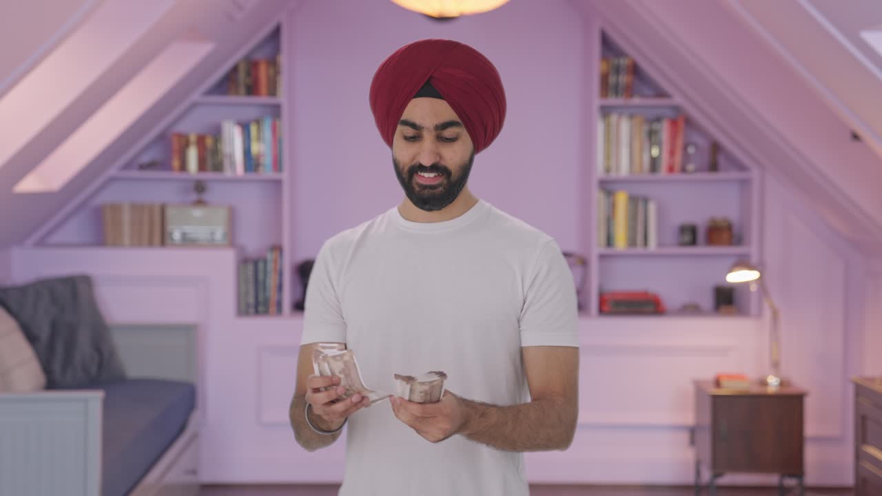 Uomo indiano Sikh felice che conta denaro