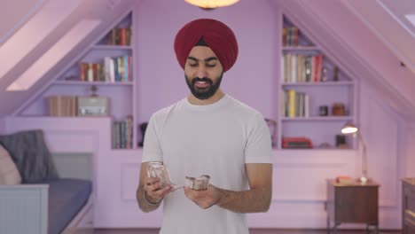 hombre indio sikh feliz contando dinero