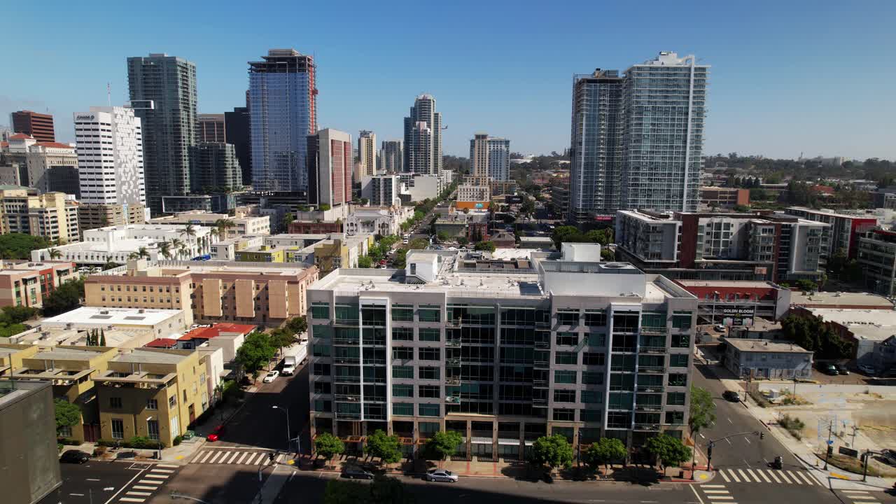 샌디에이고 시내 11번가 f 거리 근처에서 북쪽으로 날고 있습니다.