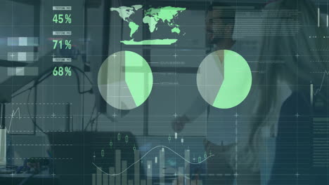 Animación-Del-Procesamiento-De-Datos-Financieros-Entre-Diversos-Colegas-Chocando-Las-Palmas-En-La-Oficina