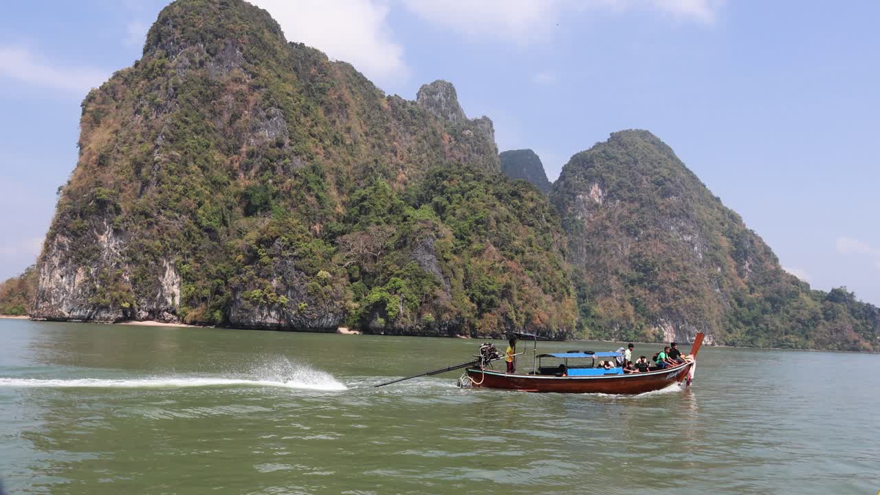 석회암 절벽 근처 에서 항해 하는 롱테일 보트