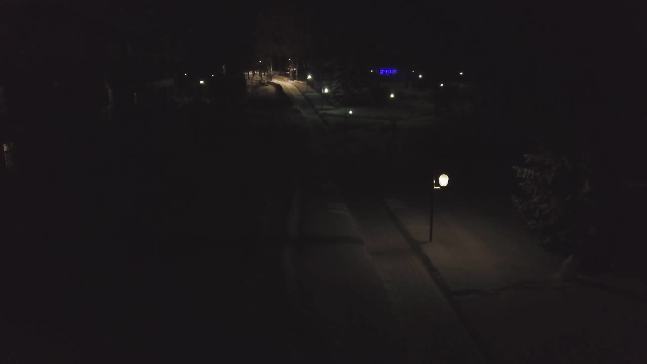 Il sentiero del parco innevato di notte