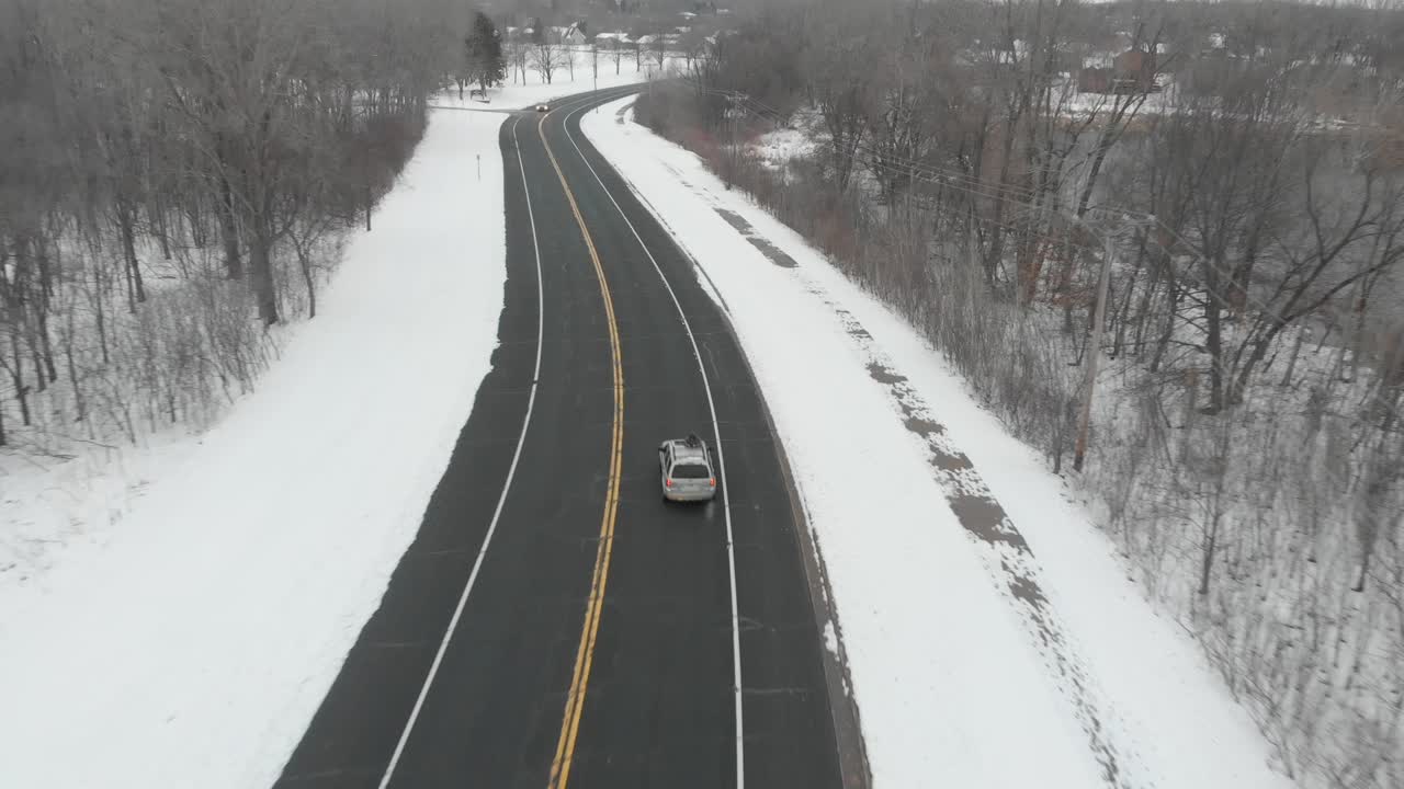 carretera en minnesota, autos que pasan por la autopista durante una tarde nublada de invierno