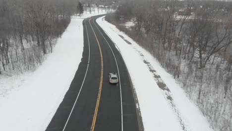 road-in-Minnesota,-cars-going-by-the-freeway-during-a-cloudy-winter-afternoon