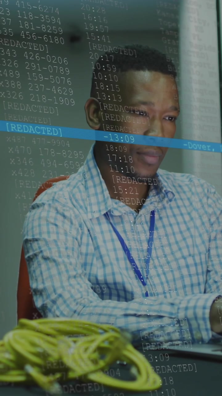 Animation af databehandling over afrikansk-amerikansk mandlig IT-ingeniør og computerservere