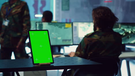 pantalla verde aislada que se ejecuta en una tableta en una base de energía militar