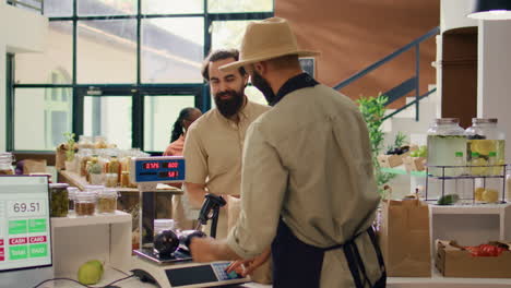 almacén que sirve al comprador con productos