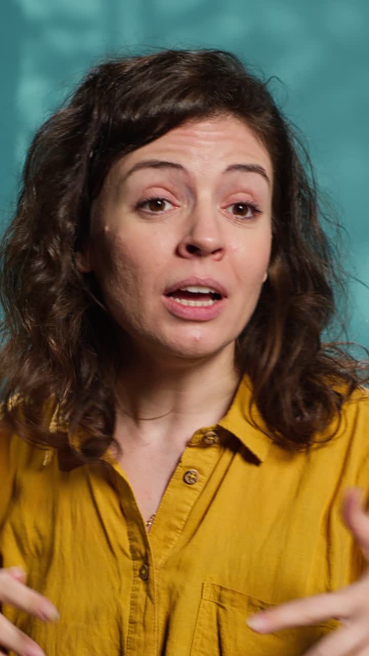 Donna espressiva che parla e gesticola esprimendo diverse emozioni