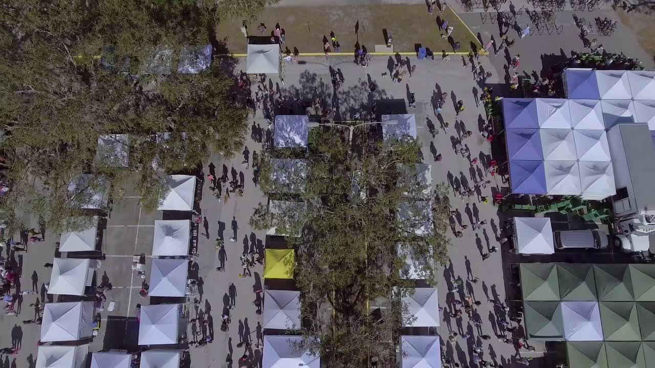 video de drones aéreos de 4k del mercado de agricultores en el parque frente al mar en st