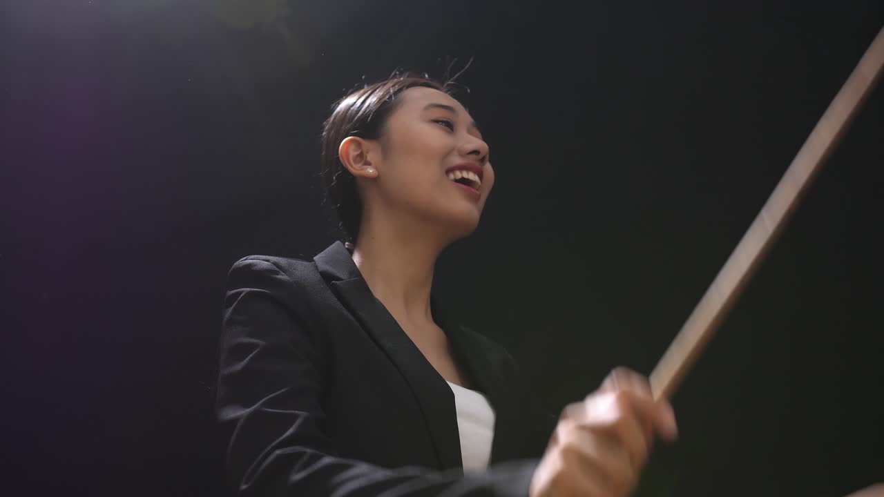 미소 짓는 사업가 여성/지휘자 초상화