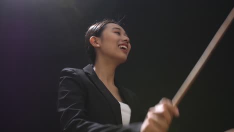 retrato de una mujer de negocios sonriente o de un director de orquesta