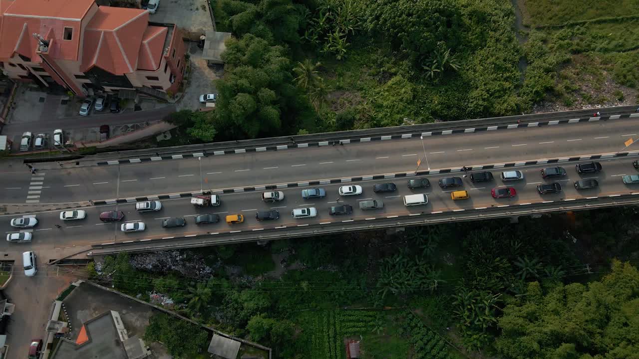 해질녘부터 밤까지 라고스 교통량이 많은 자동차