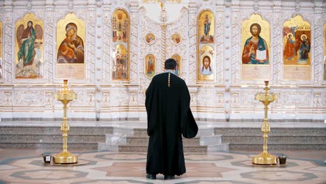 sacerdote en una iglesia ortodoxa