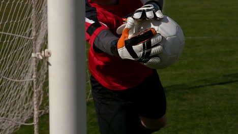 portero en rojo salvando un gol durante un juego